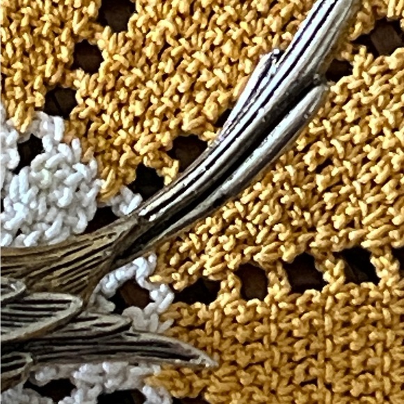 Awesome Vintage Brooch.  Bird Sitting on a Limb - Picture 5 of 8